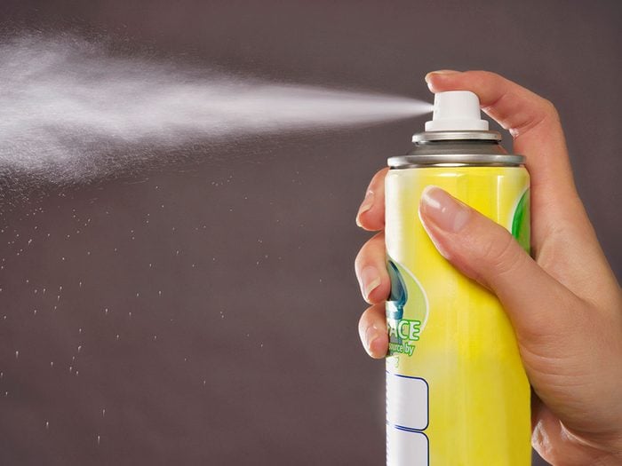 Ne pas vaporiser de nettoyants pour éviter la pollution intérieure.