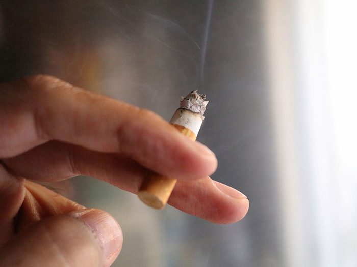 Éliminer la vieille fumée de cigarette pour éviter la pollution intérieure.