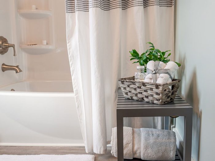 Laver et javelliser le rideau de douche pour éviter la pollution intérieure.