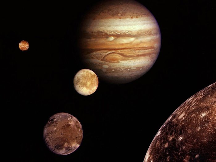 La première fois que Jupiter et ses lunes sont photographiées.