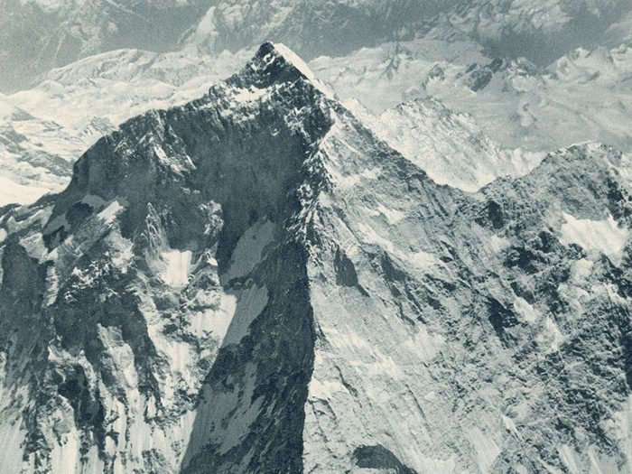 La première fois que l’Everest est photographié en vue aérienne.
