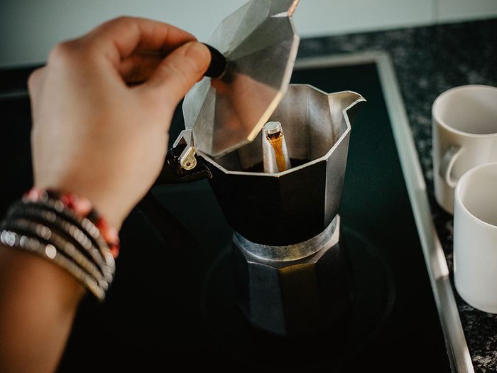 Utiliser le bon ratio café-eau pour bien préparer du café.