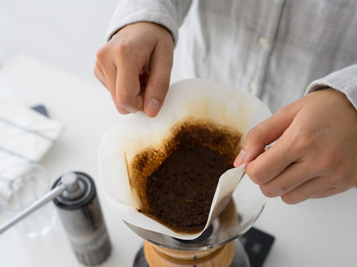 Ne pas laisser le marc de café dans le filtre pour bien préparer du café.