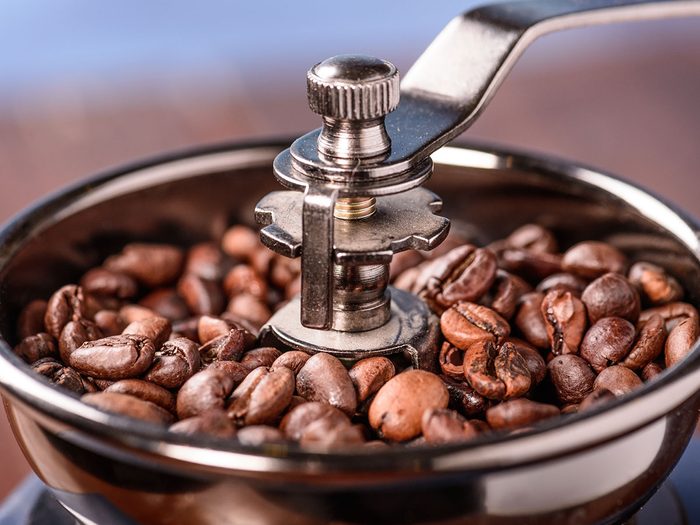 S'assurer de connaître la date de torréfaction pour bien préparer du café.