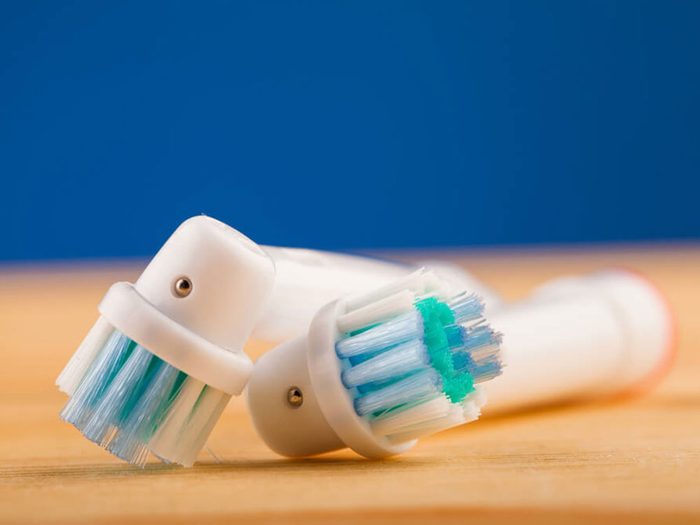 Brossez-vous les dents deux fois par jour avec une brosse à dents électrique pour prévenir la carie dentaire.