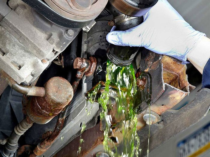 Le rinçage du liquide de refroidissement (antigel) est l'une des réparations de voiture qui vous font dépenser inutilement.