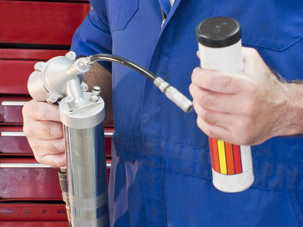 La lubrification est l'une des réparations de voiture qui vous font dépenser inutilement.