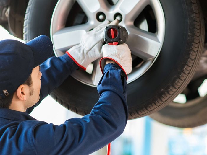 Le balancement et la permutation des pneus font partie des réparations de voiture qui vous font dépenser inutilement.
