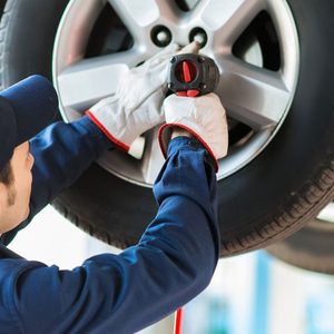 Le balancement et la permutation des pneus font partie des rparations de voiture qui vous font dpenser inutilement.