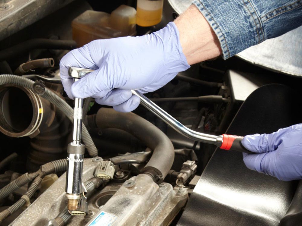Les mises au point régulières du moteur font partie des réparations de voiture qui vous font dépenser inutilement.