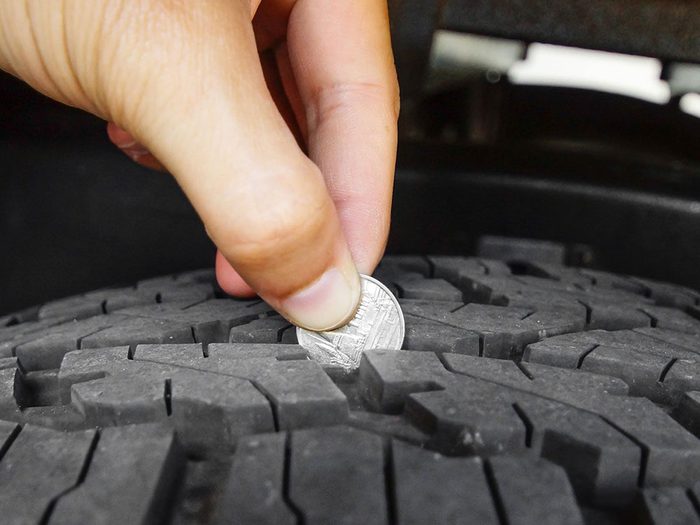 Le remplacement de tous les pneus est l'une des réparations de voiture qui vous font dépenser inutilement.