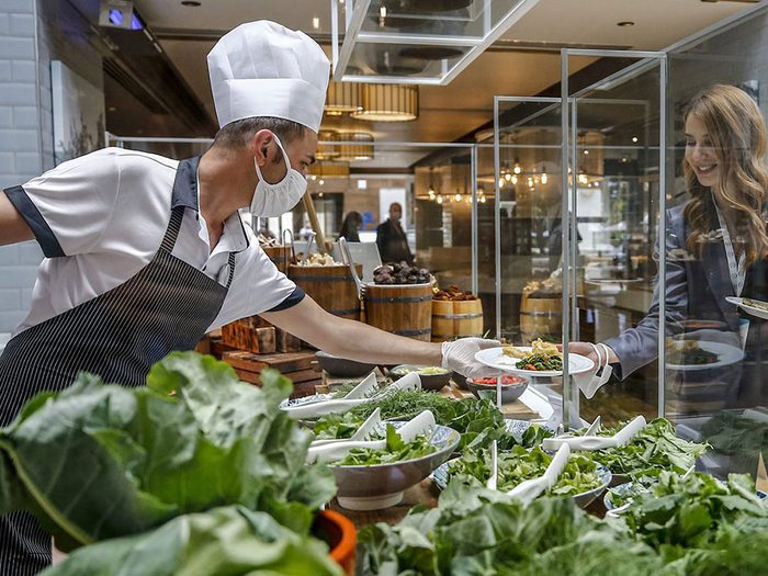 Le service de salade ganté et masqué est une «nouvelle normalité» dans les restaurants.
