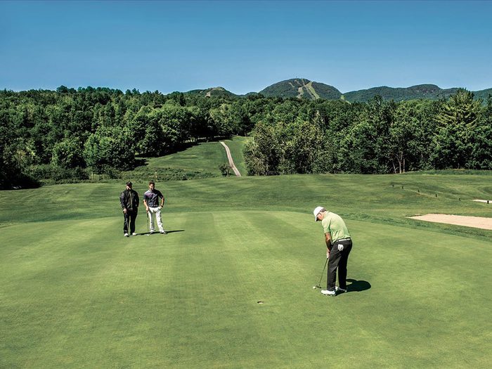 Le club Mont-Orford fait partie des terrains de golf à moins de 100$ au Québec et au Canada.
