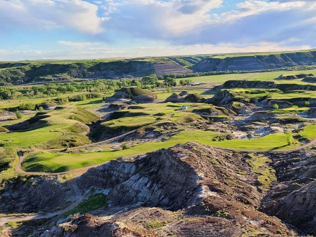 Le club country Dinosaur Trail fait partie des terrains de golf  moins de 100$ au Qubec et au Canada.