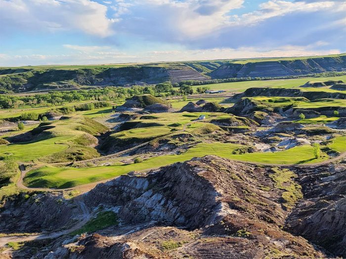 Le club country Dinosaur Trail fait partie des terrains de golf à moins de 100$ au Québec et au Canada.