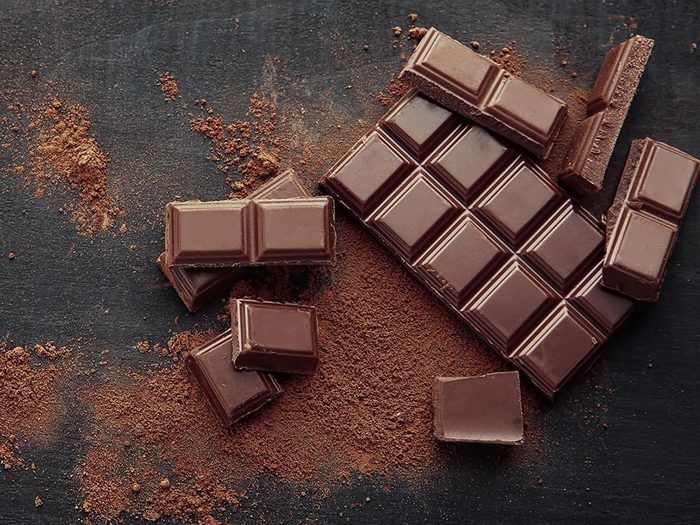 Le chocolat noir fait partie des aliments riches en fer.