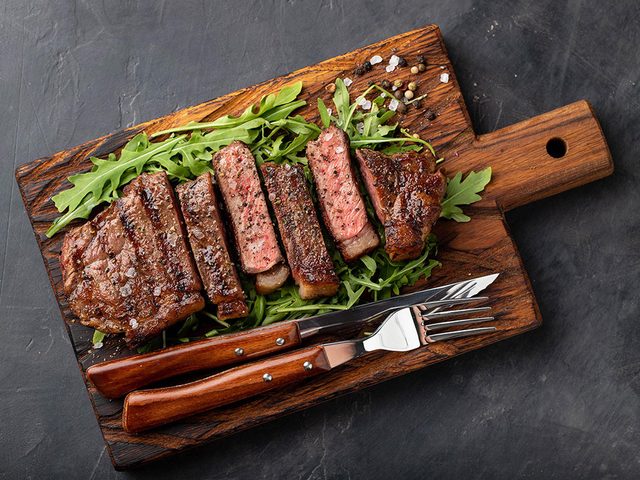 Le buf et la viande rouge sont des aliments riches en fer.