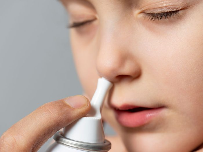 Un vaporisateur nasal sec pour soulager les allergies saisonnières.