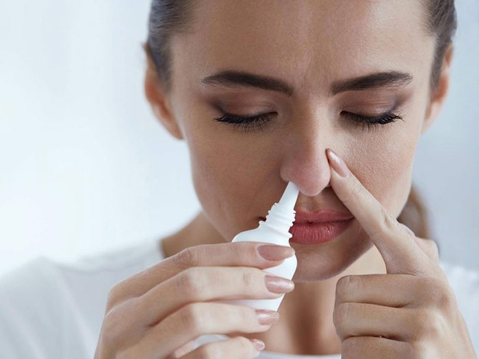 Un vaporisateur nasal aux corticostéroïdes pour soulager les allergies saisonnières.
