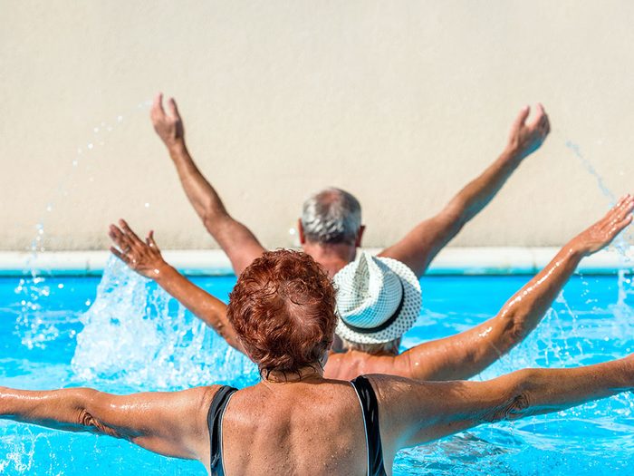 Même si vous êtes moyennement en forme après 60 ans, le sport peut être bénéfique.