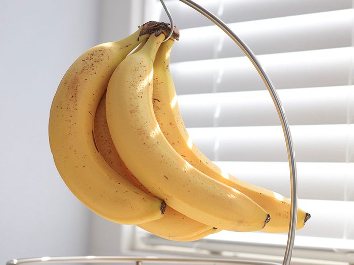 Suspendre les bananes pour mieux les conserver.