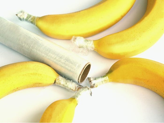 Enveloppez les tiges de banane dans une pellicule plastique pour mieux les conserver.