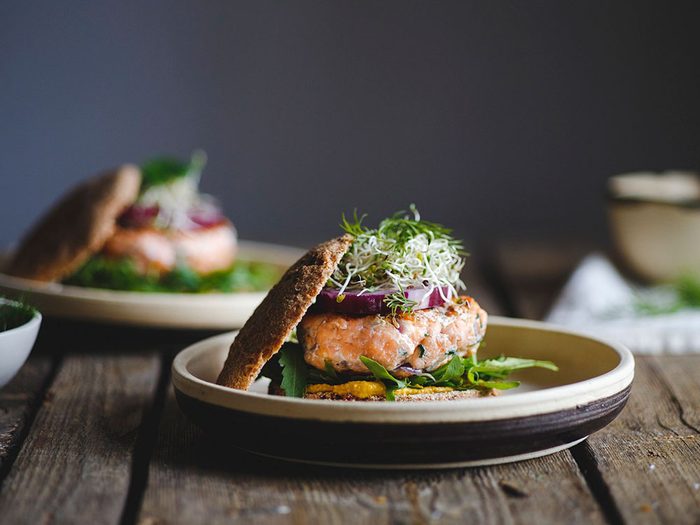 Le hamburger de saumon fait partie des aliments au barbecue qui sont réellement bons pour votre santé.