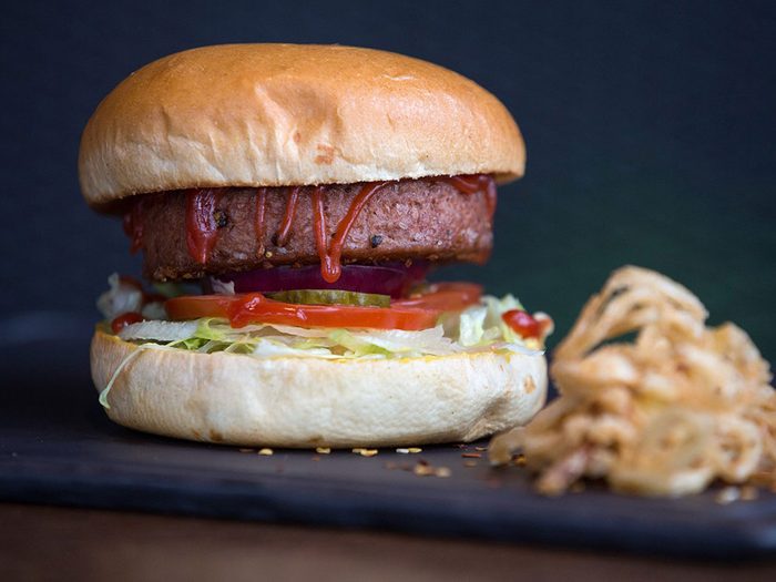 Le hamburger végé fait partie des aliments au barbecue qui sont réellement bons pour votre santé.