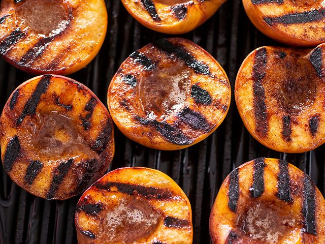 Les pches grilles font partie des aliments au barbecue qui sont rellement bons pour votre sant.