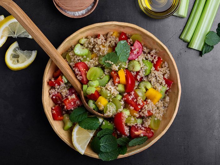 La salade aux grains anciens fait partie des aliments au barbecue qui sont réellement bons pour votre santé.