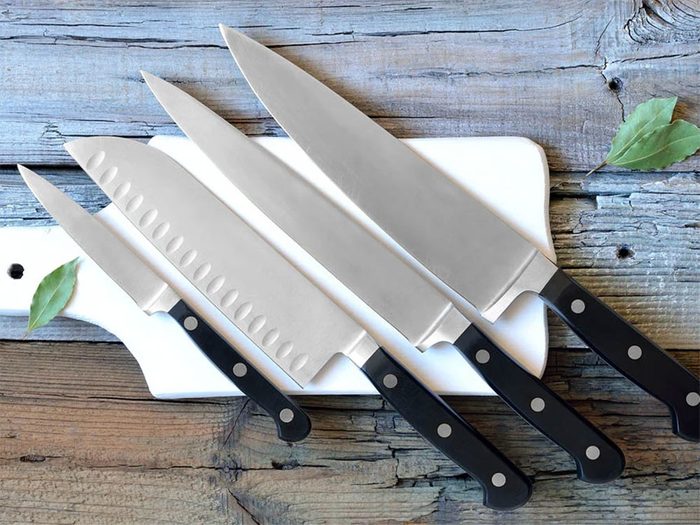Les gros couteaux font partie des objets du quotidien qui sont souvent mal utilisés.