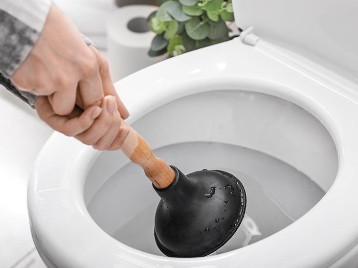 Le débouchoir de toilettes à ventouse est l'un des objets du quotidien qui est souvent mal utilisé.