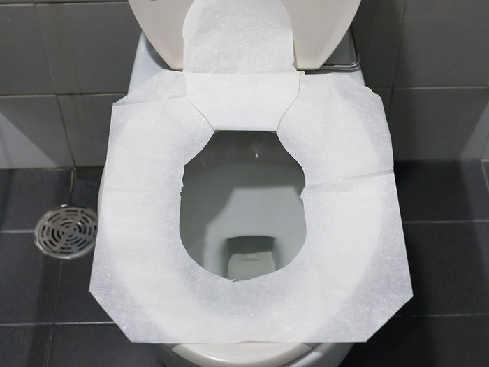 Le couvre-siège de toilette jetable est l'un des objets du quotidien qui est souvent mal utilisé.