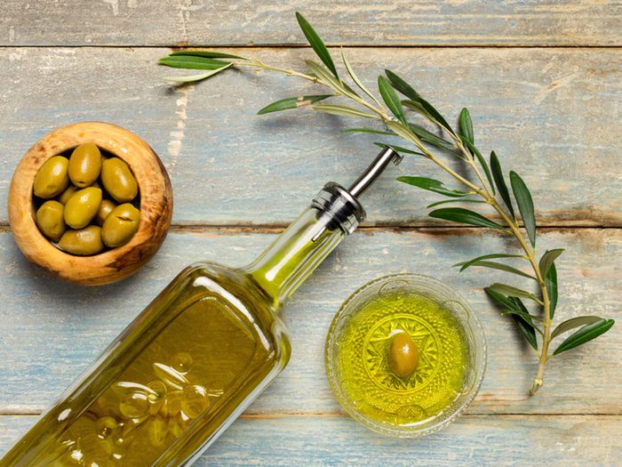 L'huile d'olive fait partie des aliments riches en calories qu’il faut manger!