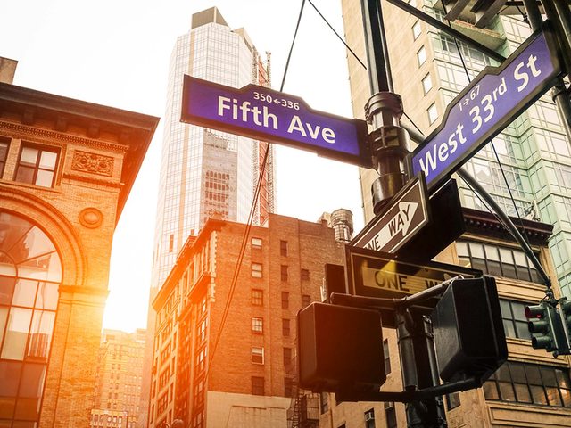 Une intersection  la Fifth Avenue,  New York.