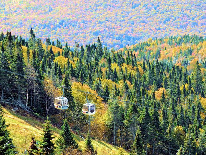 L’automne au Québec au sommet du Mont-Tremblant.