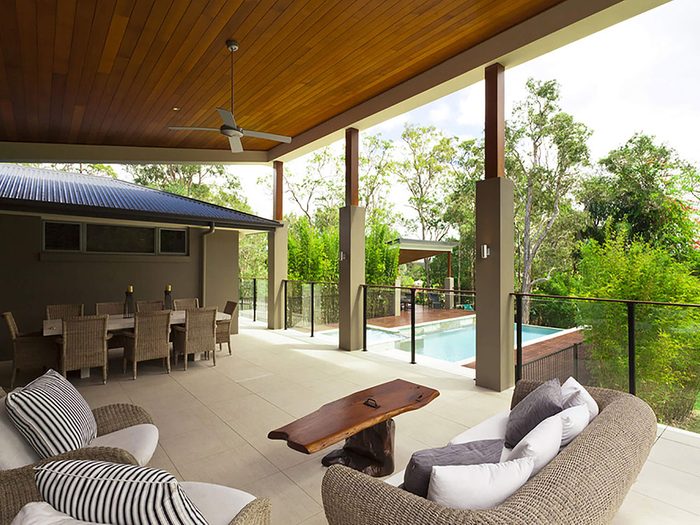 Comment augmenter la valeur de sa maison: pensez à faire une terrasse couverte.