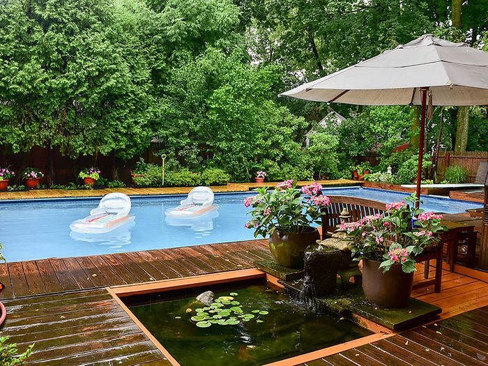 Comment augmenter la valeur de sa maison: pensez à faire une oasis dans la cour.