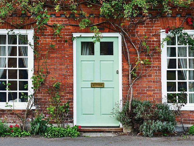 Comment augmenter la valeur de sa maison: pensez  rafrachir la porte dentre.