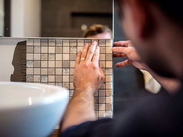 Comment augmenter la valeur de sa maison: pensez  changer les tuiles de la salle de bain.