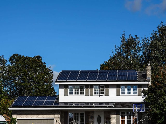 Comment augmenter la valeur de sa maison: pensez  ajouter des panneaux solaires.