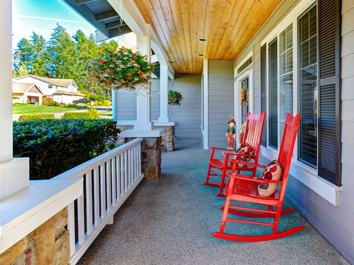 Des chaises berçantes sur le porche pour une déco champêtre.