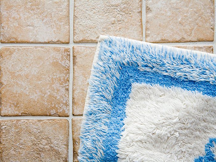 On peut désencombrer sa maison en se séparant des tapis de bain usés.