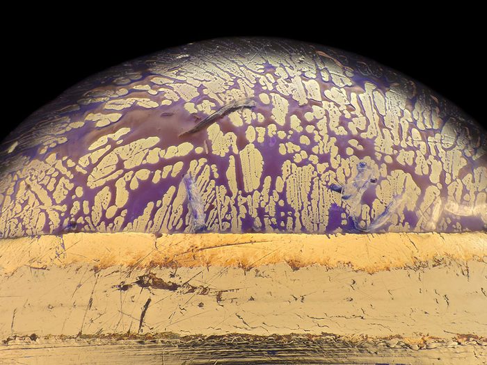 La pointe d’un stylo à bille en image au microscope.