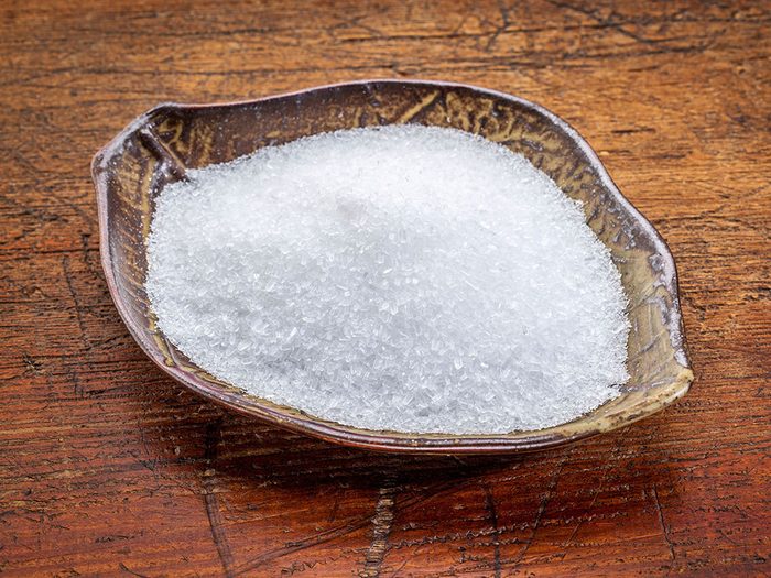 Utilisez du sel d’Epsom pour vos pieds enflés.
