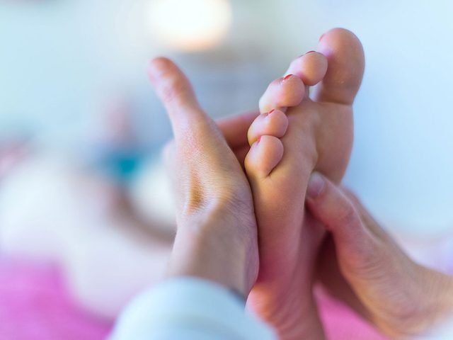 Le massage peut aider vos pieds enfls.