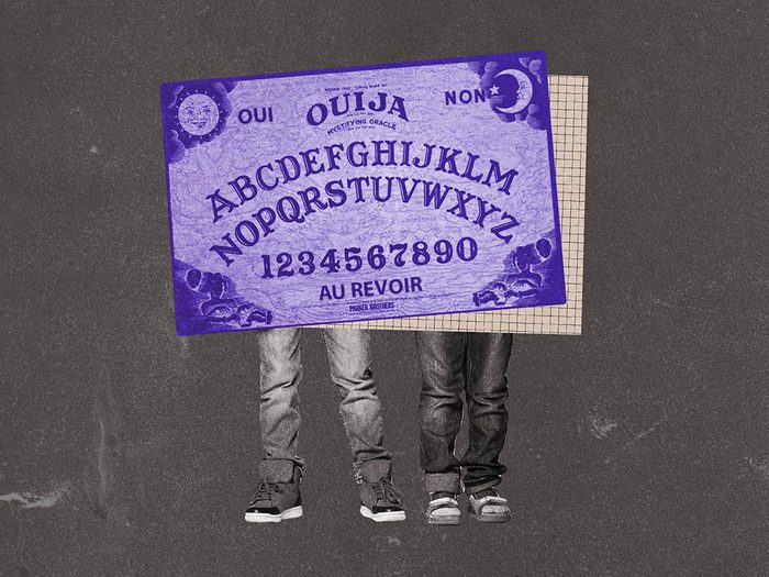 Les garçons qui posaient des questions suggestives à la planche de Ouija.