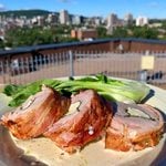 Filet de porc farci et enroulé de bacon, sauce crème infusée au romarin