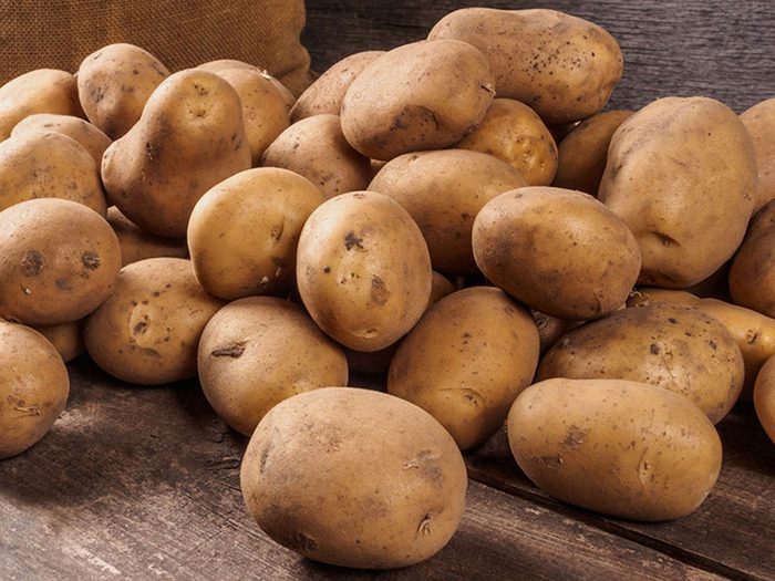 Évitez de rapporter les pommes de terre en tant que restes de table.