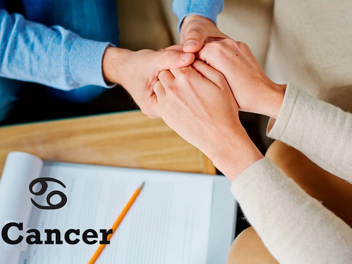Carrière d'un cancer: deux personnes se tiennent la main.